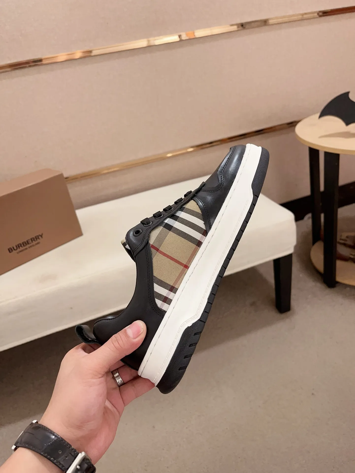 Men's shoes💰: 400💰🇮🇹🇮🇹The counters are synchronized with BURBERRY's top purchasing agents🔍🔍Synchronized sales. Positive code number: 38-44. Italian imported cowhide with official website fabric. Fully imported sheepskin lining, sole: original sole provided by the original factory, exclusive movable molded sole, super comfortable, original factory follow-up goods, 🔍🔍high quality, you can enter and leave the counter at will, welcome to compare (can be customized 45)